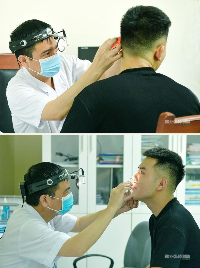 Bác sĩ kiểm tra tai, mũi, họng cho các ứng viên tham gia khám tuyển phi công. Ảnh: T.Anh
