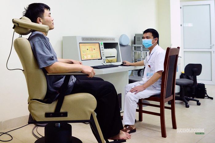 Ứng viên thực hiện bài kiểm tra tiền đình trên ghế quay chuyên dụng. Ảnh: T.Anh