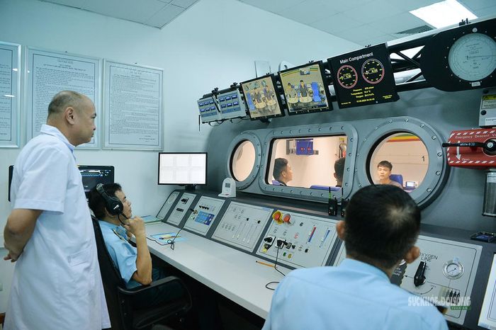 Cán bộ theo dõi hoạt động bên trong buồng giảm áp từ phòng điều khiển. Ảnh: T.Anh