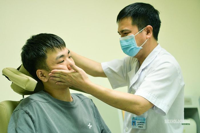 Ứng viên được kiểm tra phản ứng của cơ thể sau khi kết thúc bài thử tiền đình. Ảnh: T.Anh