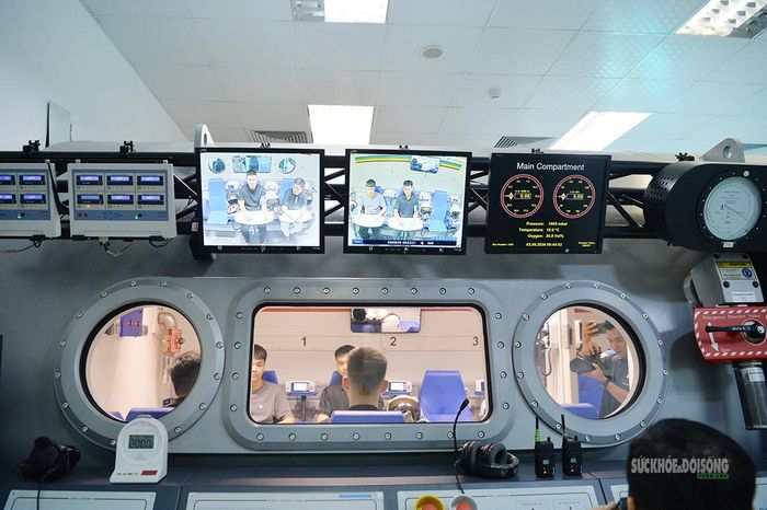 Các thông số trong buồng giảm áp được giám sát liên tục qua hệ thống điều khiển. Ảnh: T.Anh