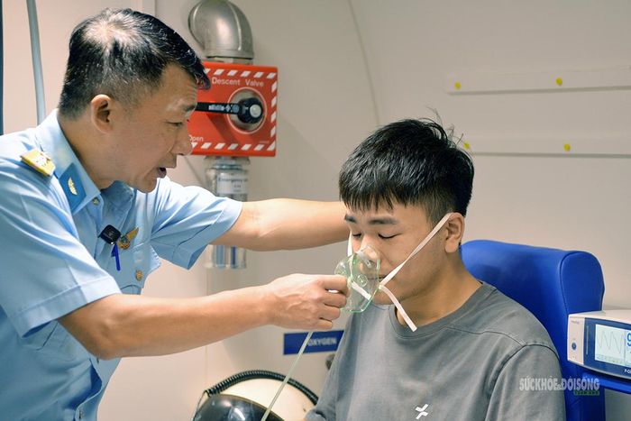 Ứng viên được hướng dẫn sử dụng mặt nạ oxy trong buồng giảm áp. Ảnh: T.Anh
