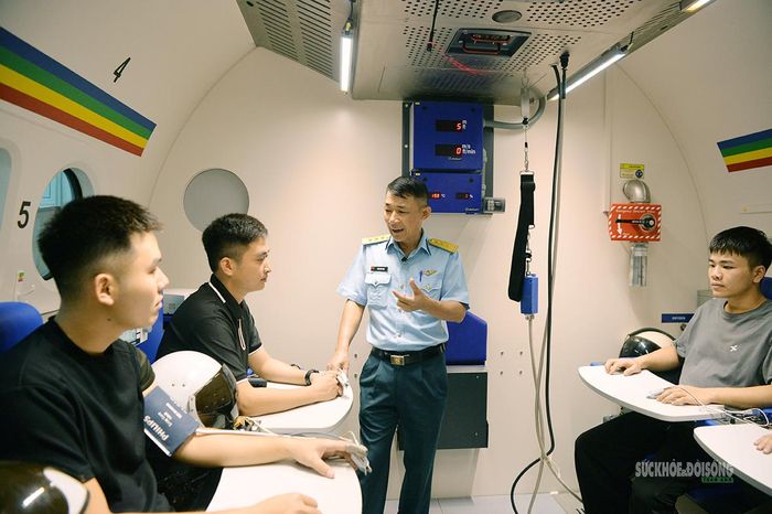 Cán bộ hướng dẫn các ứng viên quy trình thử nghiệm bên trong buồng giảm áp. Ảnh: T.Anh