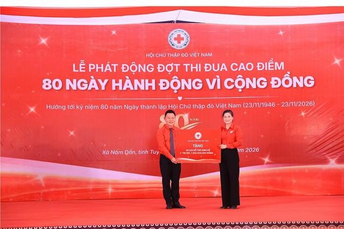 Chủ tịch Hội Chữ thập đỏ Việt Nam- Bà Đỗ Thị Thu Thảo trao gói hỗ trợ sinh kế cho Hội Chữ thập đỏ tỉnh Tuyên Quang. Ảnh: BTC
