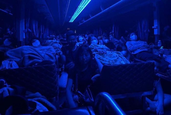 Qua kiểm tra, lực lượng chức năng xác định trên xe đang chở 32 người, vượt 12 người so với quy định. Ảnh: Cục CSGT.
