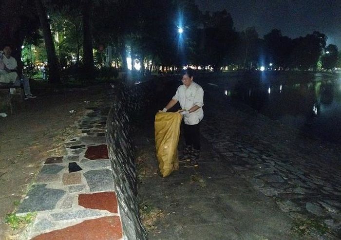 Một số hình ảnh công nhân vệ sinh, dọn dẹp và thu gom rác sau màn pháo hoa rực rỡ tại Công viên Thống Nhất. Ảnh: H.C.