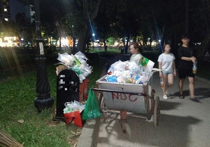 Vào những dịp lễ lớn, lượng người đến công viên tăng cao nên lượng rác phát sinh cũng lớn hơn nhiều so với ngày thường. Ảnh: H.C.