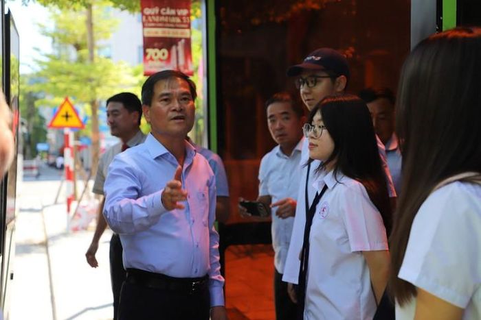 Chủ tịch UBND TP Quảng Ninh Bùi Văn Khắng trực tiếp trải nghiệm xe buýt điện cùng các em học sinh. Ảnh: Tiến Sinh.