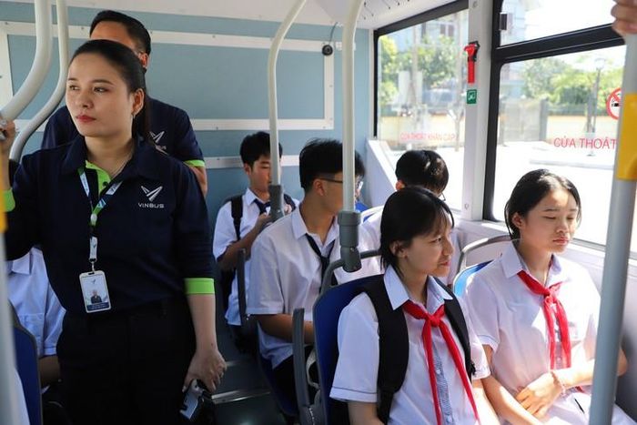 Các học sinh trải nghiệm xe buýt điện trong ngày khai trương. Ảnh: Tiến Sinh.