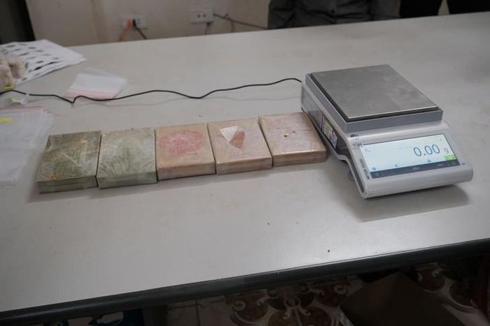 Lực lượng công an thu giữ 5 bánh heroin, có tổng khối lượng 1.682,56g. Ảnh: Công an tỉnh Cao Bằng.