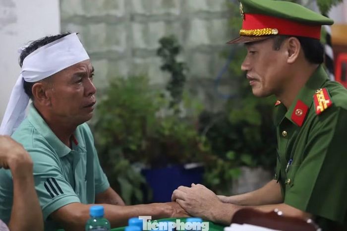 Đại tá Nguyễn Huy Hải, Phó Giám đốc Công an TP. Đồng Nai, động viên gia đình nạn nhân bị nghi phạm Đức Anh tấn công. Ảnh: Nguyễn Tiến/ TPO.