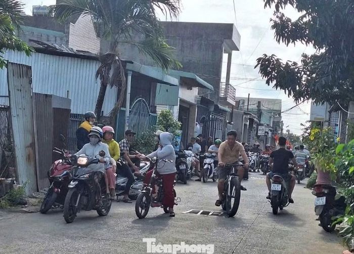 Người dân theo dõi lực lượng chức năng xử lý hiện trường vụ án ở Đồng Nai. Ảnh: Nguyễn Tiến/ TPO.