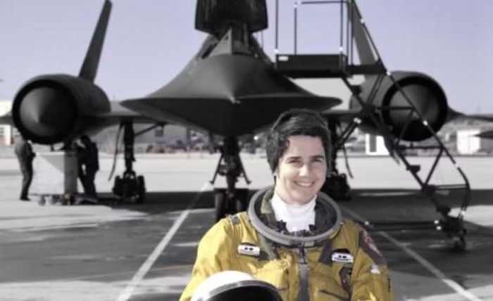SR-71 Blackbird lại là máy bay trinh sát chiến lược. Nó không mang tên lửa và không được thiết kế để không chiến. Nhiệm vụ của SR-71 là bay vào khu vực nguy hiểm, thu thập thông tin tình báo rồi rời đi trước khi đối phương có thể đánh chặn.