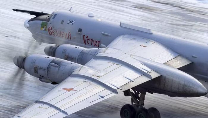 Tu-142 cũng duy trì lợi thế về tầm hoạt động của nền tảng Tu-95. Điều này đặc biệt quan trọng với nhiệm vụ chống ngầm. Máy bay phải bay tới những khu vực cách xa căn cứ, sau đó dành thời gian tìm kiếm mục tiêu trên biển.