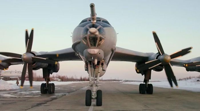Trong khi đó, Tu-95 tiếp tục được hiện đại hóa theo hướng máy bay mang tên lửa. Bản Tu-95MSM được nâng cấp hệ thống điều khiển, dẫn đường, liên lạc, radar và thiết bị tác chiến. Khả năng mang tên lửa cũng được tăng lên so với cấu hình trước đó.