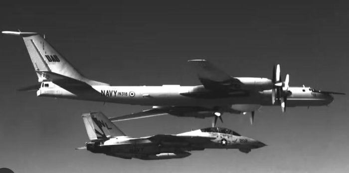 Với Tu-142, máy bay phải dành nhiều thời gian cho việc tìm kiếm, theo dõi và xác định mục tiêu dưới mặt biển.