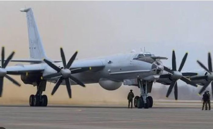 Nhưng Tu-95 không chỉ có một nhiệm vụ. Từ nền tảng này, Liên Xô phát triển nhiều biến thể chuyên dụng. Trong số đó có máy bay trinh sát hàng hải Tu-95RT và máy bay chống ngầm tầm xa Tu-142.
