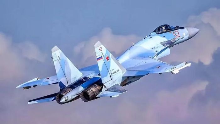 Su-35S cho thấy Nga lựa chọn con đường khác: thay vì chờ một thiết kế hoàn toàn mới, nước này tiếp tục khai thác nền tảng Su-27 và thay đổi sâu động cơ, radar, điện tử và vũ khí để tạo ra một tiêm kích hiện đại hơn.