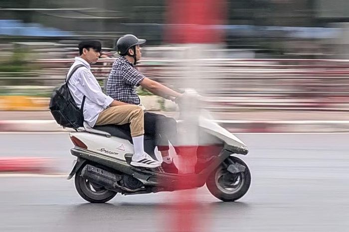 Không ít phụ huynh chở con đến trường nhưng con không đội mũ bảo hiểm