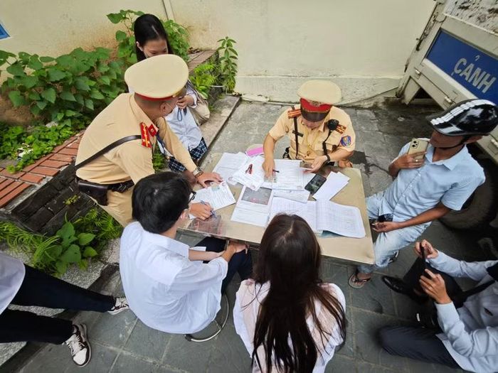 Trong thời gian ngắn, cả chục trường hợp học sinh vi phạm đã bị xử lý lỗi tham gia giao thông nhưng không đội mũ bảo hiểm