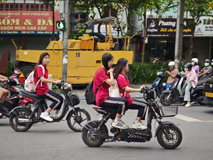Nhiều em học sinh đi xe điện nhưng không đội mũ bảo hiểm