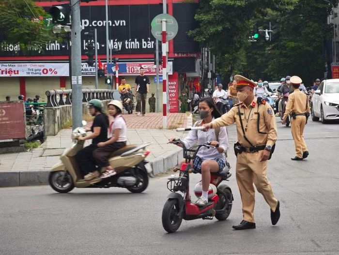 Đáng nói, không ít em học sinh dù có để mũ bảo hiểm trên xe nhưng không đội. Và đều bị CSGT xử lý nghiêm vi phạm