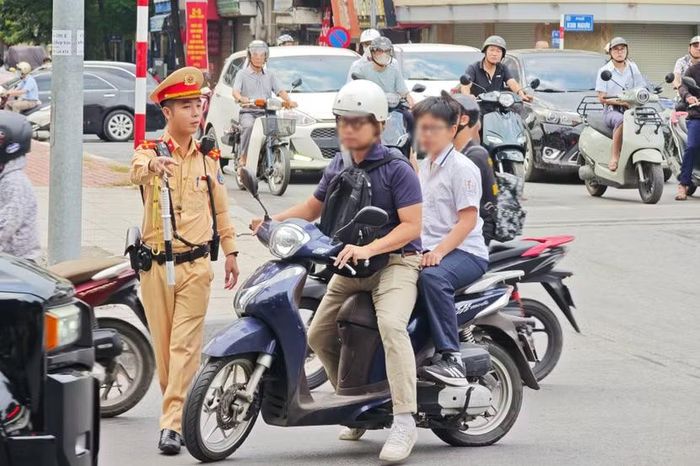 Đội CSGT số 4, Phòng CSGT - CATP Hà Nội xử lý nghiêm các phụ huynh chở con đến trường nhưng không đội mũ cho con