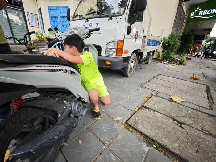 Một em nhỏ sáng nay chắc chắn sẽ đến trường muộn...Đôi khi bài học lớn nhất lại đến từ chính sự bất cẩn của các phụ huynh