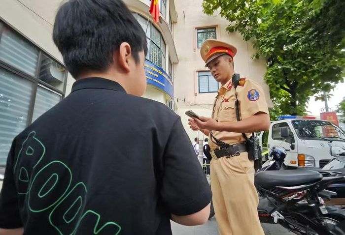 CSGT cũng kiên nhẫn tuyên truyền, nhắc nhở các em nhỏ, khi bố mẹ đèo đi nhất định phải đội mũ bảo hiểm...