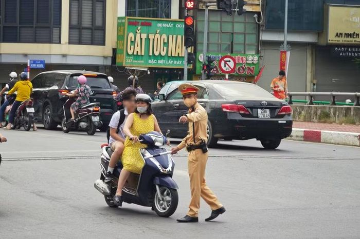 Chỉ trong 30 phút, cả chục phụ huynh đã bị dừng xe, xử lý vì lỗi này