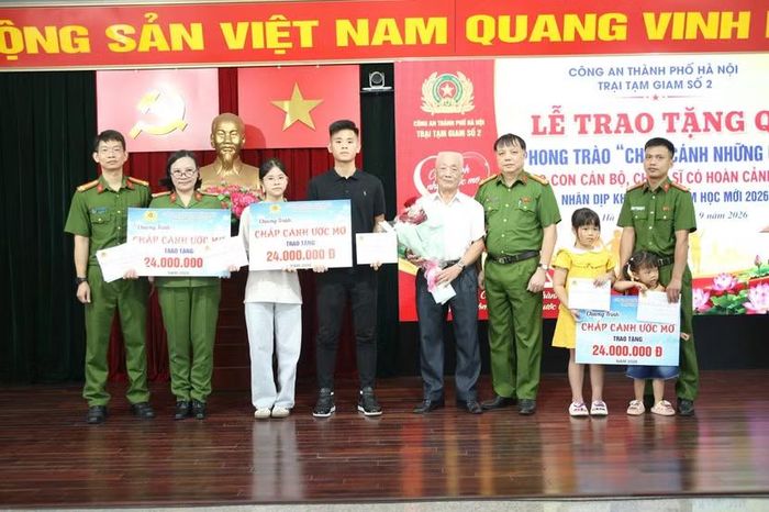 Trao tặng quà cho các cháu