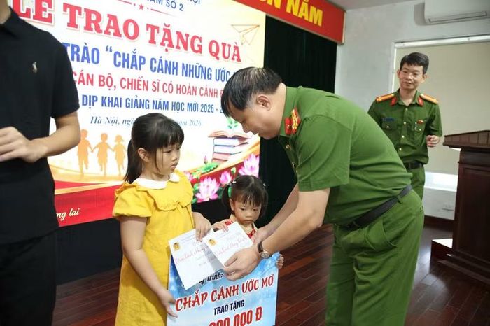 Trao quà cho 2 cháu nhỏ mồ côi mẹ