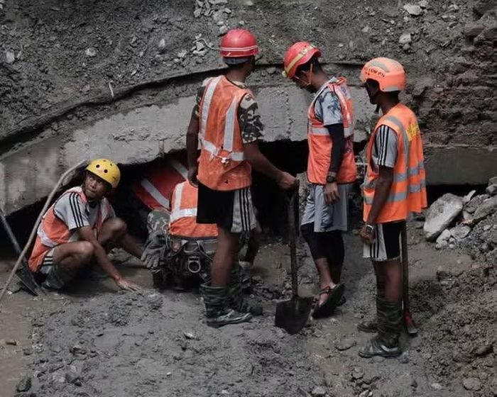 Công tác cứu hộ đang tập trung vào các đường hầm thủy điện ở Nepal. Ảnh: Reuters