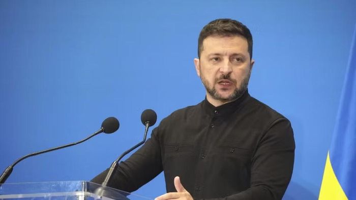 Tuy nhiên, ông khẳng định Ukraine chỉ nhắm vào các cơ sở quân sự của Nga và không đe dọa máy bay dân sự.