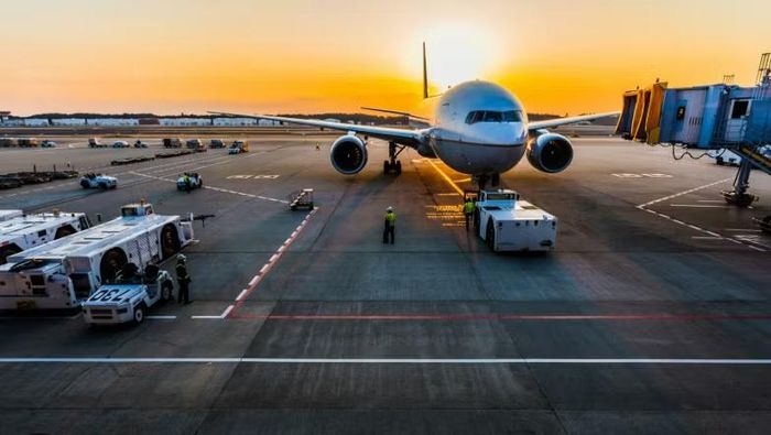 Ông đề cập cảnh báo của Ukraine về mức độ an toàn của hàng không dân dụng trong không phận Nga, trong bối cảnh Kiev tiến hành các cuộc tập kích bằng máy bay không người lái vào sâu trong lãnh thổ Nga.