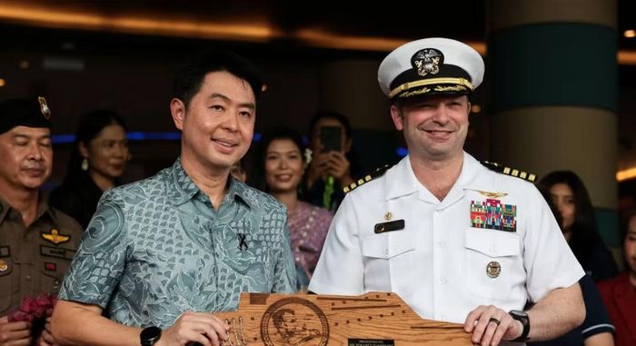Tại Pattaya, nhiều cơ sở kinh doanh treo biển chào đón thủy thủ tàu Lincoln. Các quân nhân nhanh chóng ra phố, đổi tiền, mua sắm và ghé những địa điểm quen thuộc như 7-Eleven và McDonald's.