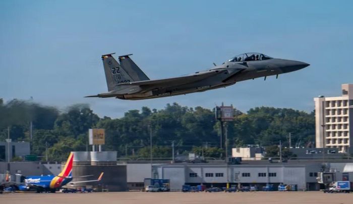 F-15EX cũng được kỳ vọng bổ sung năng lực cho các máy bay chiến đấu F-22 và F-35. Với khả năng mang tải trọng vũ khí lớn, Eagle II có thể đảm nhiệm vai trò "xe tải tên lửa" tầm xa.