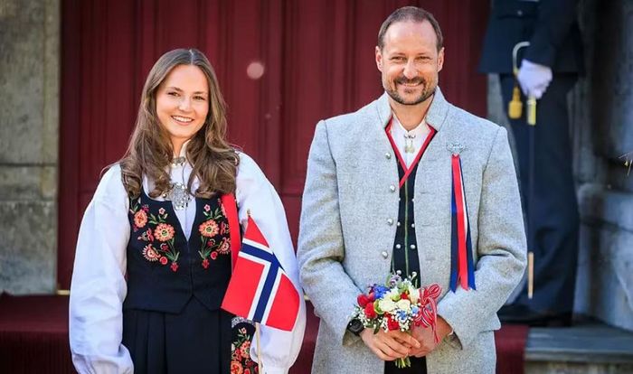 Quốc vương Na Uy Haakon VIII, 53 tuổi, ngày 1/9 tuyên thệ nhậm chức trước quốc hội, chính thức trở thành người đứng đầu vương quốc sau khi vua cha Harald V qua đời.