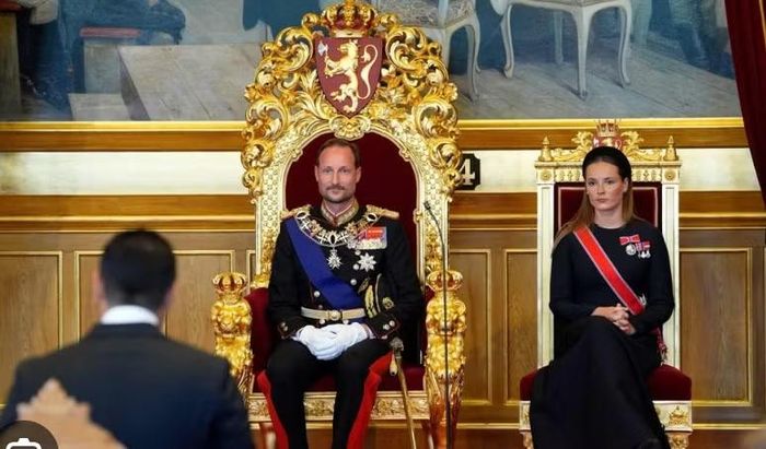 Việc ông Haakon lên ngôi diễn ra chỉ vài ngày sau khi Quốc vương Harald V qua đời ngày 28/8.