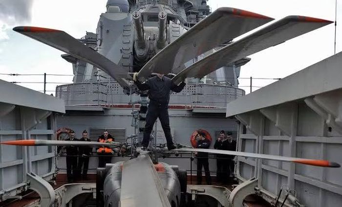 Chiến hạm này cũng có thể sử dụng trực thăng Ka-27 hoặc Ka-31, trong đó chiếc Ka-31 được trang bị hệ thống radar cho phép mở rộng vùng phát hiện mục tiêu trên không và trên mặt nước, đồng thời truyền thông tin đến hệ thống vũ khí của tàu.