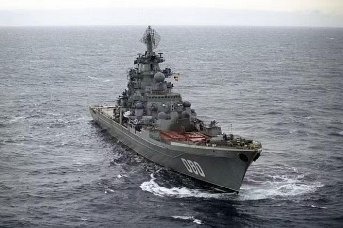 Bản thân tàu tuần dương hạt nhân Admiral Nakhimov không được thiết kế để hoạt động hoàn toàn độc lập. Do tầm quan trọng và kích thước của nó, chiến hạm này sẽ cần các tàu hộ tống để bảo vệ nó khỏi mối đe dọa dưới nước, trên mặt nước và trên không.