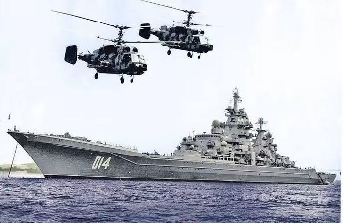 Đô đốc Nakhimov là chiếc thứ 3 thuộc Dự án 1144 Orlan, khởi công đóng mới vào năm 1983 tại Xưởng đóng tàu Baltic ở Leningrad, hạ thủy năm 1986 và biên chế vào Hải quân Liên Xô năm 1988 với tên Kalinin. Năm 1992, tàu được đổi tên để vinh danh Đô đốc Pavel Nakhimov.