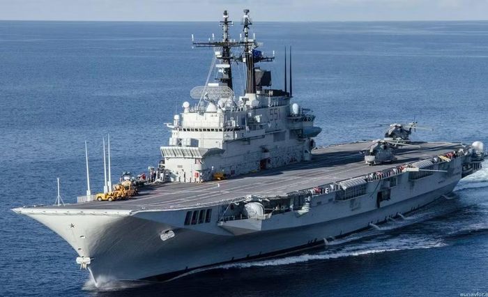 Về vũ khí, Giuseppe Garibaldi được trang bị 2 bệ tên lửa phòng không Sea Sparrow/Selenia Aspide với 16 tên lửa sẵn sàng chiến đấu, 3 bệ pháo 2 nòng DARDO cỡ 40 mm và 2 cụm ống phóng ngư lôi 324 mm.