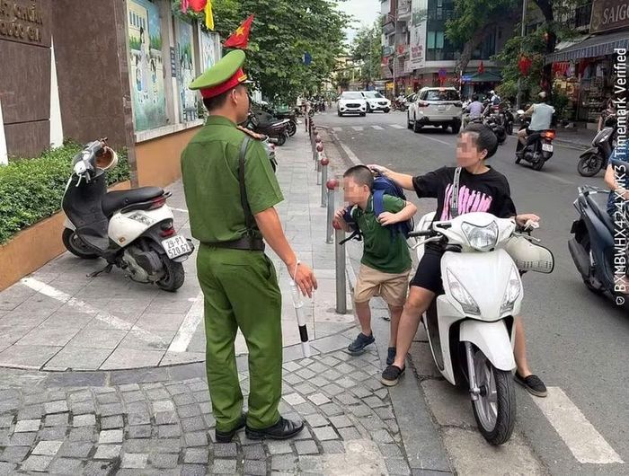 Phụ huynh vội... và trẻ cũng vội quên việc chấp hành Luật Giao thông