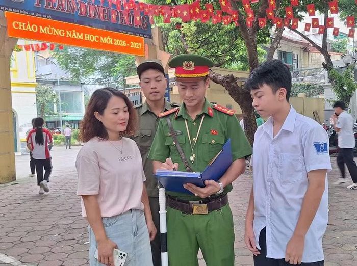 Từ những cổng trường, việc xây dựng văn hóa giao thông vì thế bắt đầu từ những điều giản dị nhất