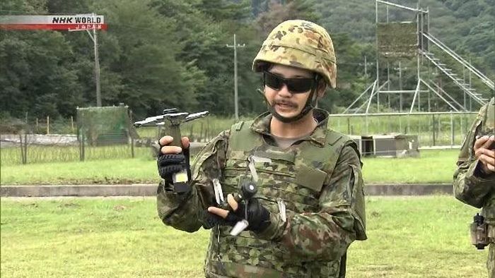 Drone dùng cho mục đích tấn công được giới thiệu với báo chí hôm 2-9. Ảnh: NHK