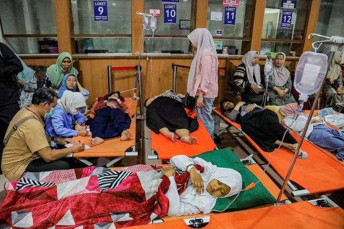 Học sinh được điều trị ngộ độc thực phẩm tại bệnh viện đa khoa khu vực sau khi ăn bữa ăn miễn phí do chính phủ tài trợ tại trường học ở Sidoarjo, tỉnh Đông Java