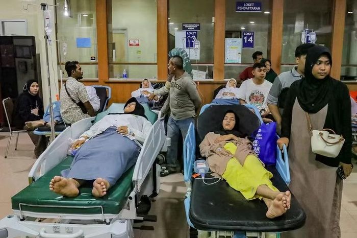 Học sinh bị ngộ độc thực phẩm được điều trị tại bệnh viện
