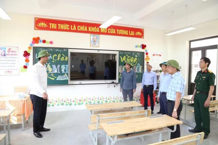 Phó Chủ tịch UBND tỉnh Lào Cai Phan Trung Bá kiểm tra các hạng mục phục vụ dạy học, sinh hoạt nội trú tại Ttrường Phổ thông nội trú Tiểu học và THCS Y Tý. (Ảnh: Sở GD7ĐT Lào Cai cung cấp)