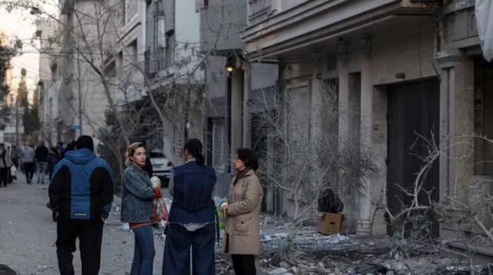 "Quả bom đã phá hủy hoàn toàn trần nhà", ông Malahi nói trên truyền hình nhà nước Iran. Ông cho biết căn nhà bên cạnh cũng bị trúng bom.